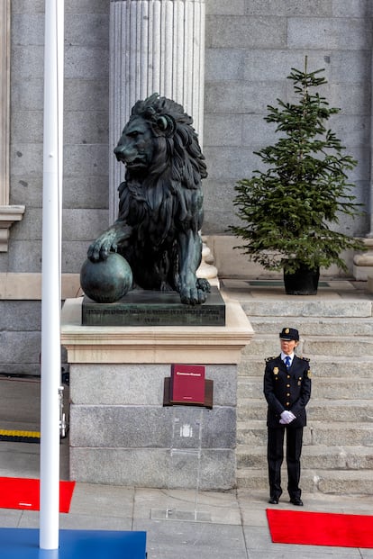 Una agente de polica monta guardia junto a un ejemplar de la Constitucin.