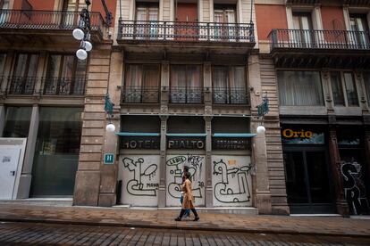 Comercios cerrados en la calle Ferran de Barcelona.