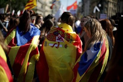 Una joven porta una bandera española durante la manifestación de estudiantes por las calles de Barcelona.