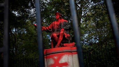 Una estatura de Colón vandalizada con pintura en Londres, en 2021.
