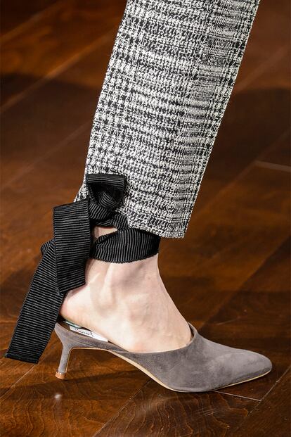 La clave del tacón kitten heel es la altura: 3 o 4 centímetros como máximo para garantizar la comodidad. En versión 'mule', Jason Wu apuesta por el gris topo coronado con una amplia lazada en el tobillo.