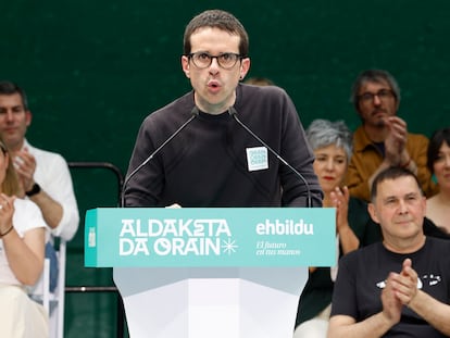 El candidato de EH Bildu a lehendakari, Pello Otxandiano, interviene este sábado en el mitin de su partido en Tolosa (Gipuzkoa). Detrás, a la derecha, Arnaldo Otegi.