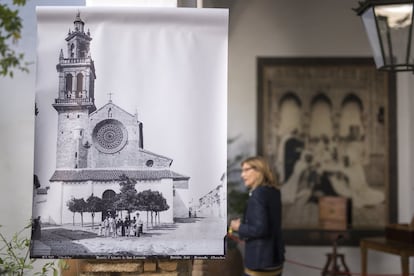 Una visitante de la exposición del Archivo Municipal de Córdoba.