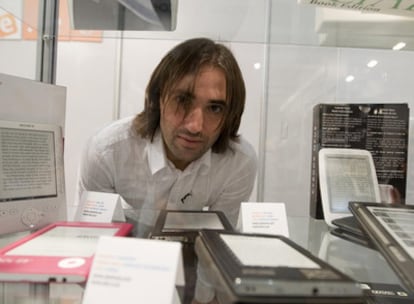 Ignacio Latasa, con su exposición de libros electrónicos.