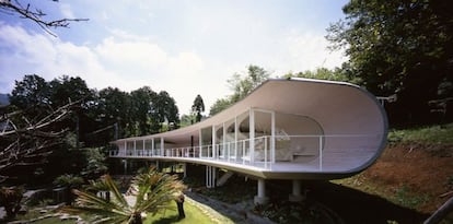 Vivienda de Shigeru Ban conocida como 'Media luna' y ubicada en una zona residencial de Hakone (Japón). 2008