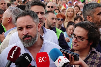 El presidente de Vox, Santiago Abascal (izquierda), y el diputado y candidato por Asturias de Vox, José María Figaredo, en Gijón este martes.