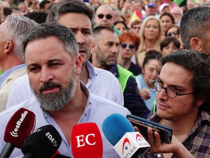 El presidente de Vox, Santiago Abascal (izquierda), y el diputado y candidato por Asturias de Vox, José María Figaredo, en Gijón este martes.