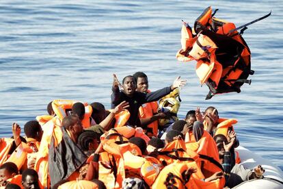 Rescate de tres barcas con 470 migrantes frente a las costas libias.