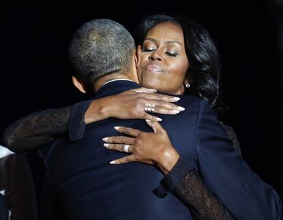 Michelle Obama abraza a su marido después del discurso.