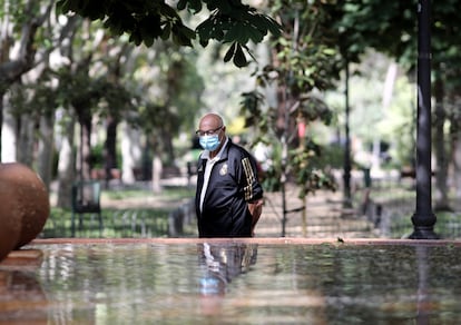 Un hombre con mascarilla pasea en el parque Calero de Madrid, una de las zonas verdes que el Ayuntamiento ha abierto este viernes.