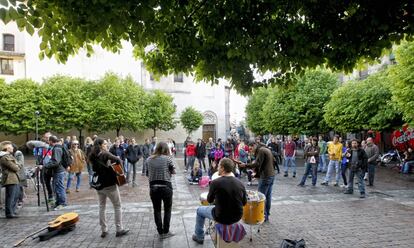 Microconcierto acústico en la plaza de San Ildefonso de Madrid, durante la celebración de las fiestas del Dos de Mayo en el barrio de Malasaña, en 2012 autogestionadas por vecinos y colectivos ciudadanos.