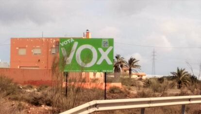 Valla propagandística de Vox en Níjar (Almería) que la junta electoral ha obligado a retirar.