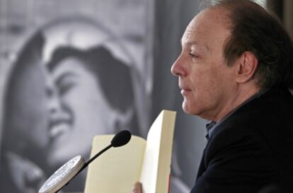 El escritor Javier Marías, en la rueda de prensa de presentación de 'Los enamoramientos', en 2011.