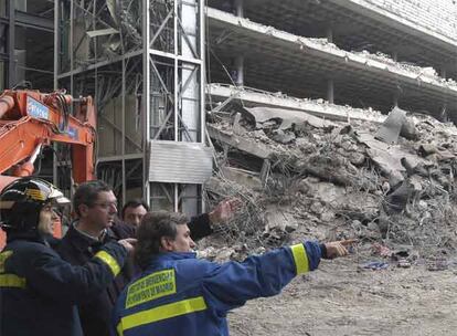 El alcalde de Madrid, Alberto Ruiz Gallardón, conversa con los bomberos que trabajan en la localización de los dos ecuatorianos desaparecidos. En declaraciones a los periodistas, Gallardón ha explicado que en el módulo D de la T-4 se sigue con la "tarea prioritaria" de la búsqueda de las dos personas desaparecidas y ha destacado que cuanto más tiempo transcurra menos posibilidades hay de mantener ese "punto de optimismo" con el que se ha afrontado toda una operación de búsqueda que ha calificado de "muy compleja".