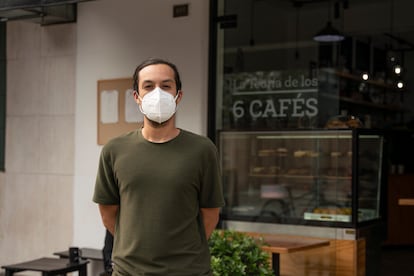 Diego Trujillo, en su cafetería del barrio de Miraflores, en Lima.