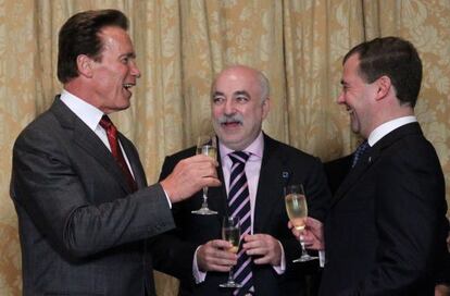 Víctor Vekselberg, en centro, con Arnold Schwarzenagger y Dmitri Medvédev, presidente de Rusia, en San Francisco en 2010.