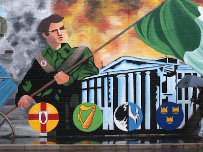 Un hombre pasa junto a un mural republicano en Belfast, Irlanda del Norte, el martes 28 de febrero de 2017.