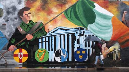 Un hombre pasa junto a un mural republicano en Belfast, Irlanda del Norte, el martes 28 de febrero de 2017.