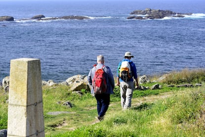 Dos peregrinos del Camino Portugués entre las ciudades de Guarda y Baiona (Portugal).