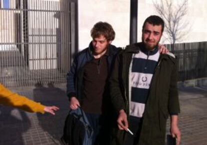 Marc Bullón (a la izquierda) y Jorge Navarro, tras salir del juzgado.