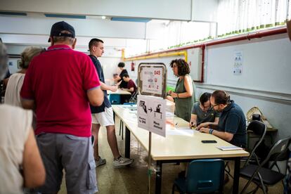 A las 10 de la mañana el colegio electoral ya lleva una hora abierto y la cola en la mesa de Bruno es larga. Él se encarga de subrayar con un rotulador fosforito quienes han depositado ya su voto, con la ayuda de su padre, que lee los nombres de una lista de 779 personas.