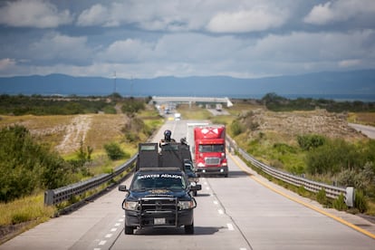 Miembros de la policía estatal de Nuevo León realizan un patrullaje en una carretera.