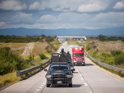 Miembros de la policía estatal de Nuevo León realizan un patrullaje en una carretera.