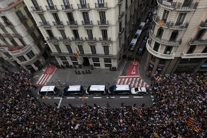 Cientos de personas se han concentrado frente la comisaría de la Policía Nacional en la Via Laietana para protestar por la actuación de los agentes en el 1-O.