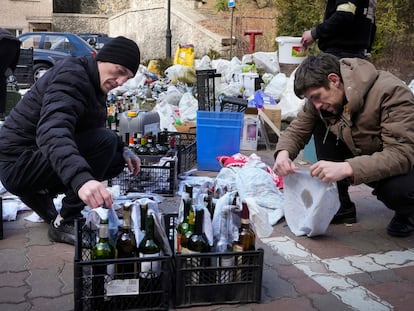Varios ciudadanos preparan 'cócteles molotov' en una calle de Kiev este domingo.