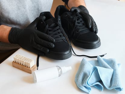 Un hombre preparando productos para limpiar las zapas.