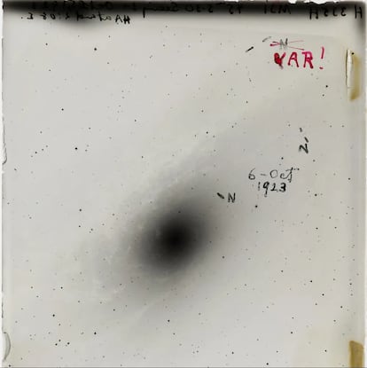 Foto de Edwin Hubble con la anotación "VAR!".