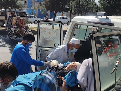 Personal sanitario traslada al hospital a una adolescente afgana herida en el atentado de este viernes en Kabul.