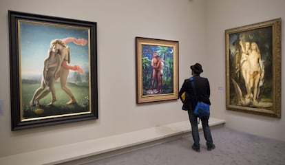 De izquierda a derecha las obras 'La mort d'Hyacinthe', del francés Jean Broc, 'David et Jonathan' de los franceses Pierre and Gilles, and 'Jason et Medee', del también francés, Gustave Moreau.