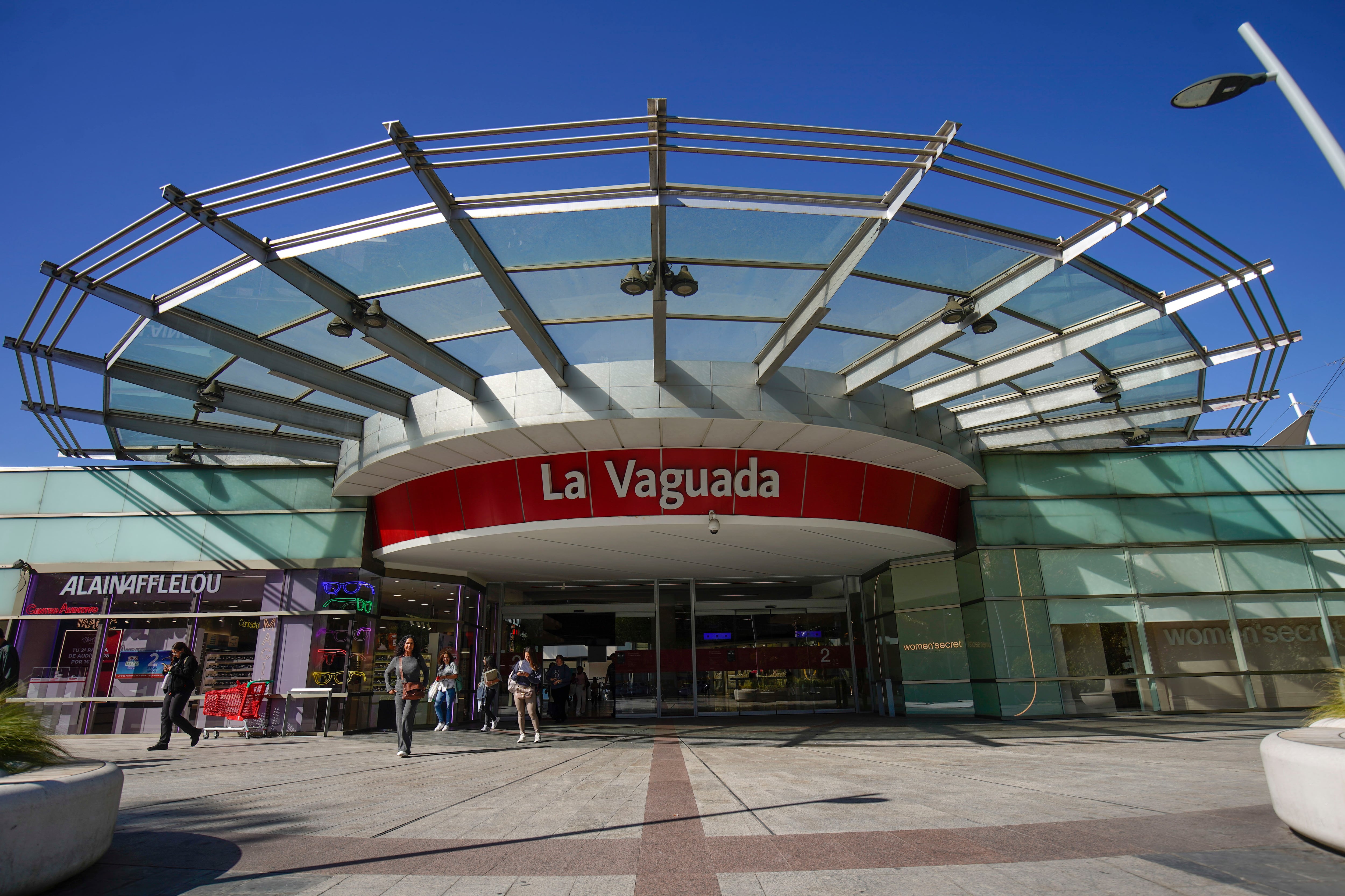 Atraco a las 21.00 en un centro comercial de Madrid: tres encapuchados con un arma semiautomática roban en una joyería