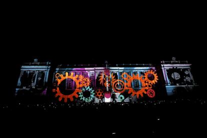 Celebración del Día de la Hispanidad con un espectáculo de luz y sonido en la fachada del Palacio Real.