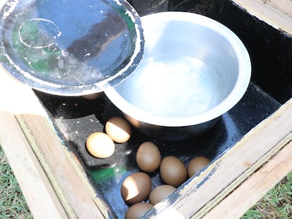 El horno solar inventado por Carolyn Olang.