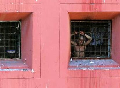 Un prisionero se asoma por una de las ventanas de la cárcel Regina Coeli en Roma en agosto del año pasado.