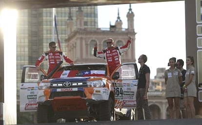 El chileno Juan Carlos Vallejo (d) y su copiloto, Leonardo Baronio (i), de Toyota, saludan al público.