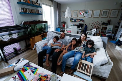 Ana Belen Nieto y Eladio, su marido, con sus tres hijos en su casa.