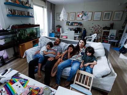 Ana Belen Nieto y Eladio, su marido, con sus tres hijos en su casa.