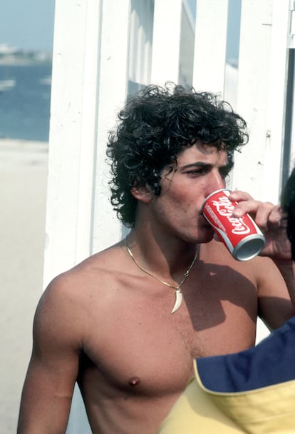 John-John Kennedy en 1980 con la lata ms envidiada de la historia de los refrescos carbonatados.