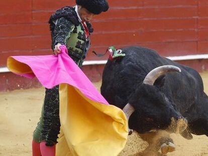 Ruiz Manuel, ayer en la plaza de Almer&iacute;a en su primer toro.
