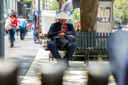 Un hombre se cubre del sol en el Centro Histórico de Ciudad de México el día 17 de abril de 2024. 