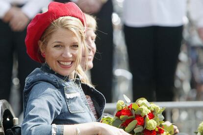 Eran otros tiempos: apostando por el denim y con boina roja, Máxima y su característica sonrisa durante el cumpleaños de la reina Beatriz en 2004.