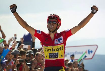 Contador celebra su victoria al cruzar la meta.