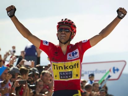 Contador celebra su victoria al cruzar la meta.