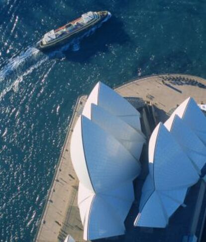 Un barco navega cerca de la Ópera de Sidney, en Australia.