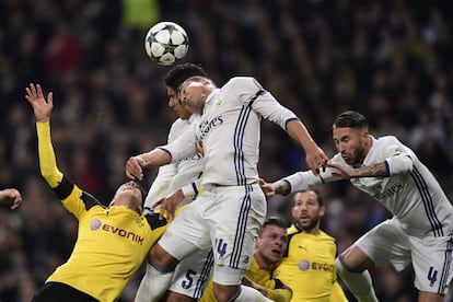Marc Bartra se enfrenta con los defensas del Real Madrid Raphael Varane, Casemiro y Sergio Ramos, en un lance del partido.