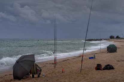 Un pescador con tres cañas en el municipio de Cabrera de Mar, en el Maresme barcelonés.