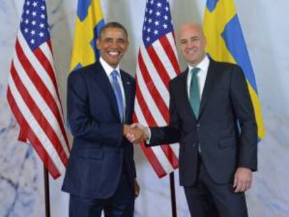 El presidente de Estados Unidos, Barack Obama (izda), saluda al primer ministro sueco, Fredik Reinfeldt, hoy a su llegada al palacio de Rosenbad en Estocolmo (Suecia).